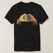 ゲイプライド衣料品LGBTレインボーフラッグハートユニティ Tシャツ (デザイン正面)