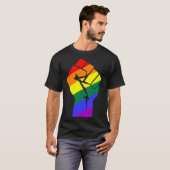 ゲイプライドLGBTQレインボーフラッグレジストレスト拳ゲイ右 Tシャツ (正面フル)