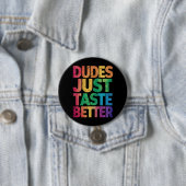 ゲイ プライド ディストressed Tシャツ Dudes Just Taste Better 缶バッジ (インサイチュ)