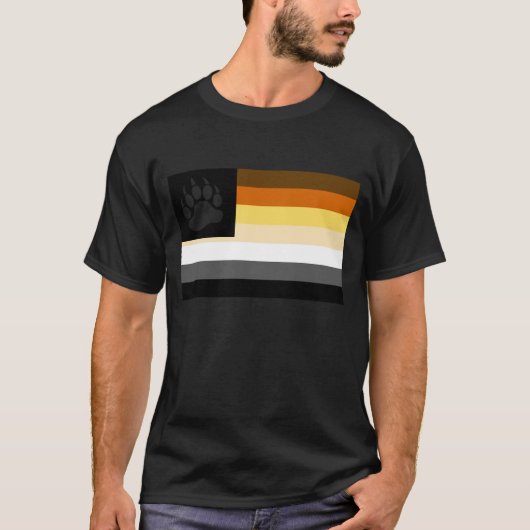 ゲイ・ベア・プライド・フラッグ ベア・パウ Tシャツ (正面)