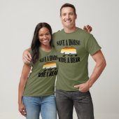 ゲイ・ベア・プライド 馬を救え 熊に乗れ Tシャツ (ユニセックス)
