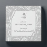 ゲストルームWifiパスワードサインforビーチハウスグレー フォトプラーク<br><div class="desc">グレーのヤシの葉のパターンを持つ島のテーマの家や部屋を見るシックな中立ビーチテーマのゲストwifiパスワードのサインモダン。フォントと文字の色はクリックの「さらにカスタマイズ」でビーチのレンタルハウスのデコアに合わせて変更できる。</div>