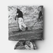 ゲレンデに乗る – スノーボードとスキー 缶クーラー (裏面)