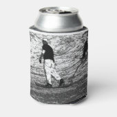 ゲレンデに乗る – スノーボードとスキー 缶クーラー (缶裏面)