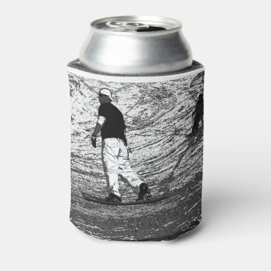 ゲレンデに乗る – スノーボードとスキー 缶クーラー (缶裏面)