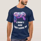 ゲーマーおもしろい私は年齢を上げるちょうどカップルをレベルアップしない Tシャツ (正面)