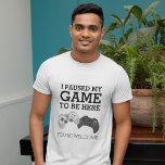 ゲーマーおもしろい |ゲームを一時停止 Tシャツ<br><div class="desc">2ユーモアのあるつのコンピュータコントロールパッドを搭載したゲーマーtシャツとおもしろいことわざ「私はゲームをここにここにくる一時停止、あなたは歓迎」</div>