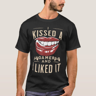 ゲーマーとキスして気に入っちゃった 笑えるビデオゲームギフト G Tシャツ