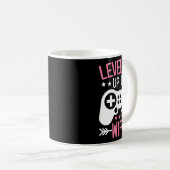 ゲーマーな妻の母から妻のゲームプレイブライドへのレベルアップ コーヒーマグカップ (正面右)