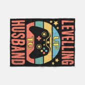 ゲーマーの夫、結婚レベルアップ！婚約 フリースブランケット (正面(横))