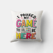ゲーマーの女の子ここにビデオを見るために私のゲームを一時停止おもしろいした クッション (裏面)