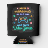 ゲーマーの老人を決して過小評価しない 缶クーラー (正面)