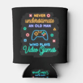 ゲーマーの老人を決して過小評価しない 缶クーラー (裏面)