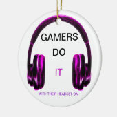 ゲーマーはそれをします。 ヘッドホーンを使って! -ピンク セラミックオーナメント (左)