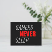 ゲーマーは決して眠らないビデオゲーム恋人のギフト ポストカード (スタンド正面)