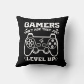 ゲーマーは、彼らはちょうどレベルアップ誕生日ゲーマー クッション (裏面)