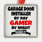 ゲーマーガレージドアインストーラ メタルオーナメント (正面)
