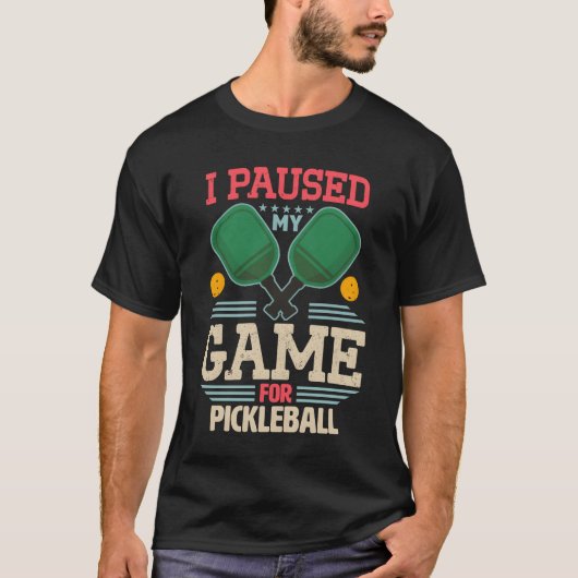 ゲーマーギャグ ピックルボールに夢中になりゲーム一時停止中 Tシャツ (正面)