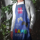 ゲーマーパーソナライズされたズおもしろいオールオーバープリントエプロン エプロン<br><div class="desc">青いピクセルの背景と2つのコンソールのコントローラーとことわざ「調理師、ゲーム、リピートおもしろい」を備えた完璧なゲーマーのエプロン食べは、ゲーム、リピートを含む。名前とデジタルのモノグラムを追加してパーソナライズ。夫素晴らし夫、ボーイフレンド、パパ、兄弟のためのギフト。</div>
