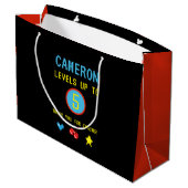 ゲーマーピクセルアーケードレベル最大5誕生日のお気に入り ラージペーパーバッグ (裏面アングル)