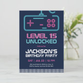 ゲーマーボーイレベルのアンロックされたビデオゲームブルー誕生日 招待状 (スタンド正面)