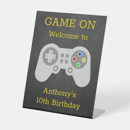 ゲーマーモダン任意の年齢の誕生日パーティーへようこそ 台座サイン (正面)