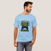 ゲーマーレベル1解除 初心者コントローラーユーモア Tシャツ (正面フル)