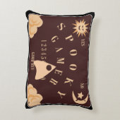 ゲーマー不気味おもしろいボードゲームイラストレーション アクセントクッション (裏面(縦))