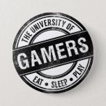 ゲーマー大学ボタおもしろいン 缶バッジ<br><div class="desc">グランジスタイルボタンのギークとおたく。の熱狂するビ遊デオゲームについて。ゲーマー大学に入学。私たちのモットーはシンプル。食べ遊寝て。ゲーマーおもしろいボタン。</div>