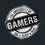 ゲーマー大学ボタおもしろいン 缶バッジ<br><div class="desc">グランジスタイルボタンのギークとおたく。の熱狂するビ遊デオゲームについて。ゲーマー大学に入学。私たちのモットーはシンプル。食べ遊寝て。ゲーマーおもしろいボタン。</div>