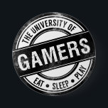ゲーマー大学ボタおもしろいン 缶バッジ<br><div class="desc">グランジスタイルボタンのギークとおたく。の熱狂するビ遊デオゲームについて。ゲーマー大学に入学。私たちのモットーはシンプル。食べ遊寝て。ゲーマーおもしろいボタン。</div>