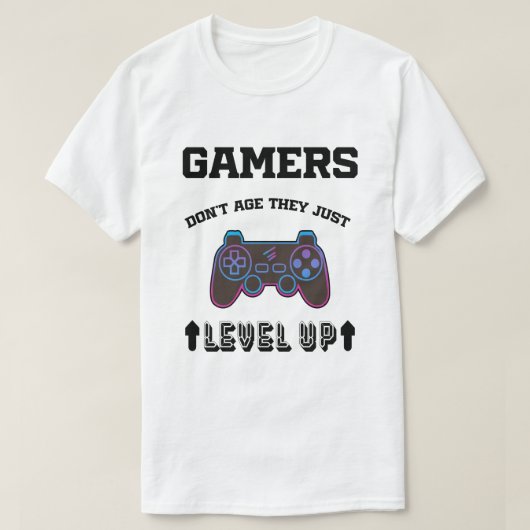 ゲーマー引用文ゲーマーは年齢を上げていない Tシャツ (デザイン正面)