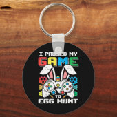 ゲーマー復活祭トドラーボーイ私は私のゲームをEに一時停止 キーホルダー (正面)