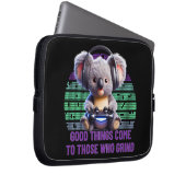 ゲーマー・コアラ来ー – 挽く人に良い事 ラップトップスリーブ (正面右)