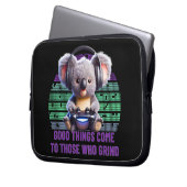 ゲーマー・コアラ来ー – 挽く人に良い事 ラップトップスリーブ (正面左)