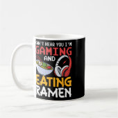 ゲーミング中＋ラーメン食べ中につき声が聞こえない面白Tシャツ コーヒーマグカップ (左)