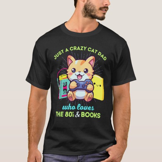 ゲーミング本と80年代が大好きな猫好きパパ Tシャツ (正面)