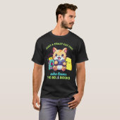 ゲーミング本と80年代が大好きな猫好きパパ Tシャツ (正面フル)