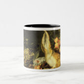 ゲームおよびフルーツが付いている静物画 ツートーンマグカップ (中央)