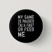 ゲームが一時停止され、早口で話す食べ物を与えか、ゲームをプレイするクール 缶バッジ (正面)