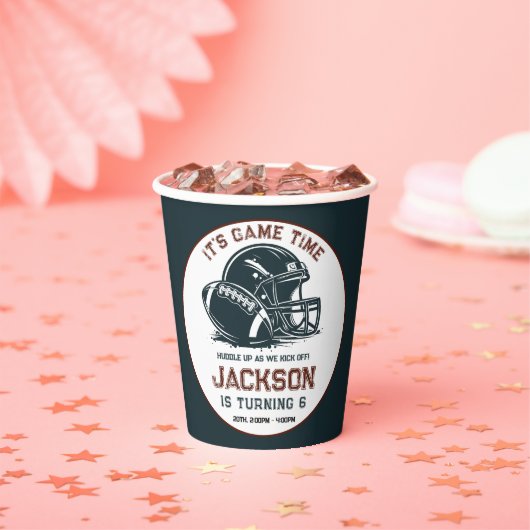 ゲームの時間だ!サッカーの誕生日の子供たちをキックオフ 紙コップ (インサイチュ)
