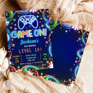 ゲームオンゲーマービデオゲームネオングローボーイ誕生日 招待状
