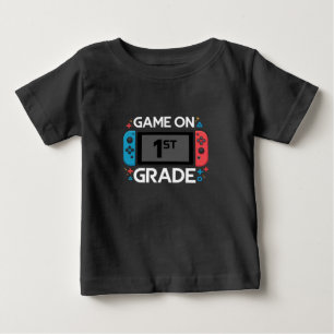 ゲームオンファーストグレード新学期ゲーマーおもしろい ベビーTシャツ