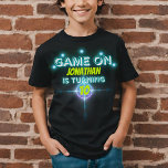 ゲームオンレーザーラベルブルーグリーンネオングロー誕生日 Tシャツ<br><div class="desc">レーザーラベル明るい誕生日パーティーデザイン鮮やかなネオングローライトと緑、白、青の文字と男の子のレーザーラベル誕生日パーティーのための素晴らし。</div>