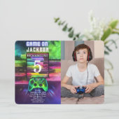 ゲームオン、ボーイビデオゲーム誕生日写真 招待状 (スタンド正面)