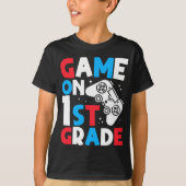 ゲームオン!小学1年生 学校生活スタート おもしろ Tシャツ (正面)