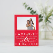 ゲームオーバー面白いSave The Date写真 赤と白 ポストカード (スタンド正面)