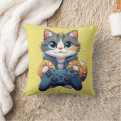 ゲームコントローラーを握りしめる子猫　笑顔のゲーマー猫 クッション (ブランケット)
