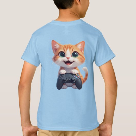 ゲームコントローラーを握りしめる子猫　笑顔のゲーマー猫I Tシャツ (裏面)