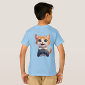 ゲームコントローラーを握りしめる子猫　笑顔のゲーマー猫I Tシャツ (裏面フル)